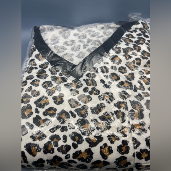 Splendid 2-Piece V-Neck Jogger Set Pajamas, Natural Leopard, Size Medium, NWT - Picture 2 of 4